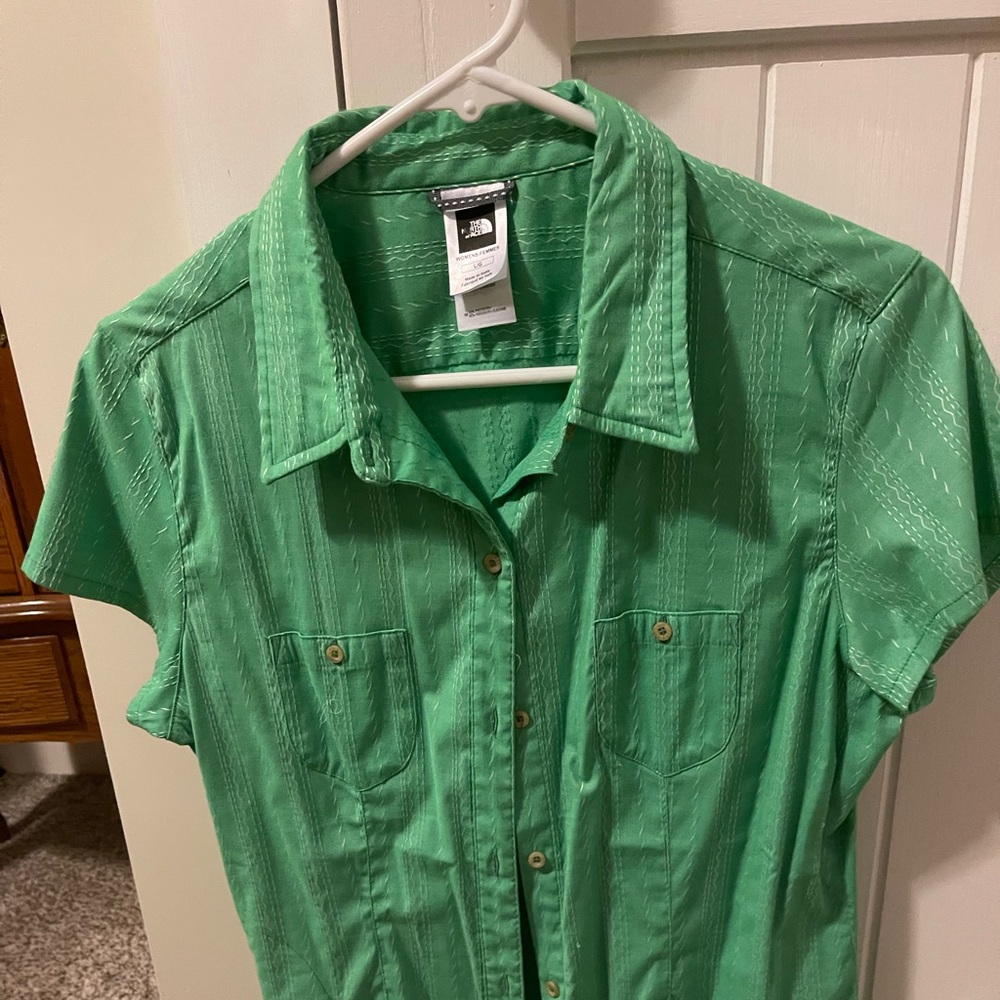 Short sleeve North face shirt